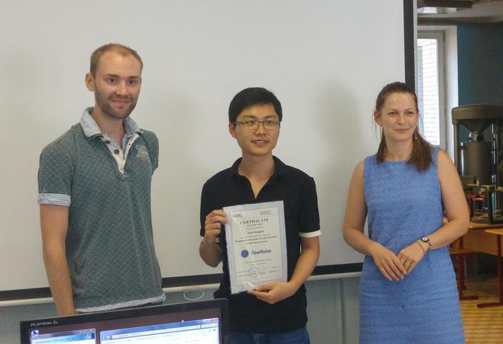 Студент Нгуен Тхань Тунг получает сертификат и лицензию FlowVision